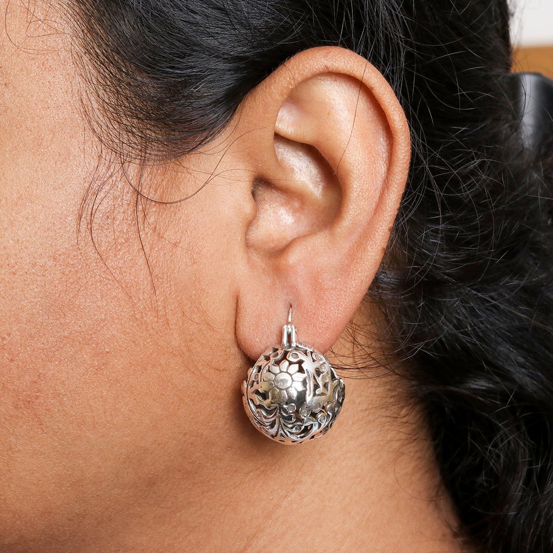 Nature-Inspired Cutwork Silver Hoop Earrings - Image 4
